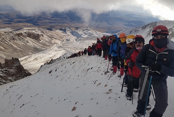  Cumhuriyet'in 94. yln Erciyes'in zirvesinde kutladlar