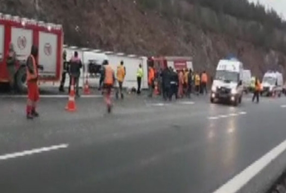 Ankara-stanbul Otoban'nda otobs devrildi: 2 l, 20 yaral