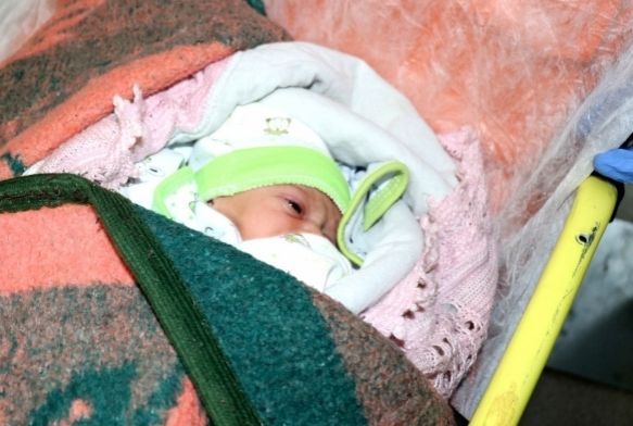 2 gnlk bebek cami avlusuna terk edildi
