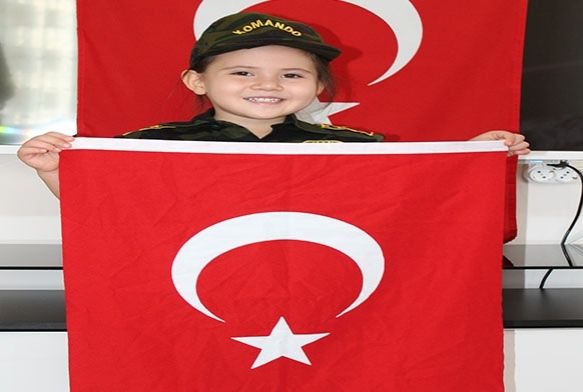 4 yandaki Hazal stiklal Mar'nn tamamn ezbere biliyor