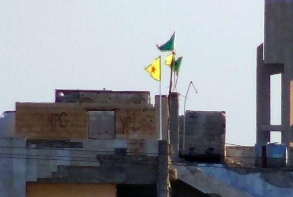 PYD'den snra provokatif flama asma giriimi