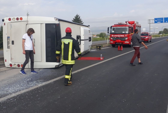 Turistleri tayan otobs devrildi: 17 yaral