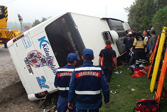 Yolcu otobs devrildi: 1 l, 16 yaral