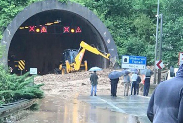 Karadeniz Sahil Yolu'nda iddetli ya ve heyelan ulam durdurdu