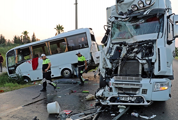  Rus turistleri tayan midibse tr arpt: 11'i turist 13 yaral