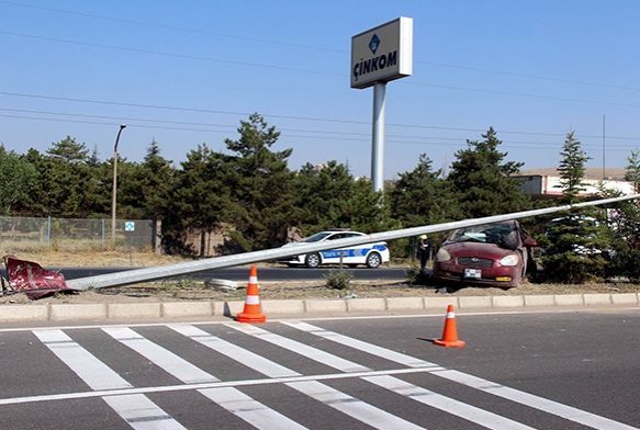 Askerlerin bulunduu otomobil aydnlatma direine arpt: 1 l, 2 yar
