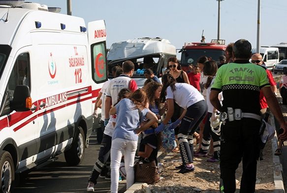 Yolcu minibs devrildi: 16 yaral