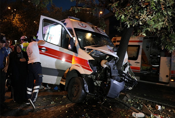 ilide hasta tayan ambulans kaza yapt; 6 yaral