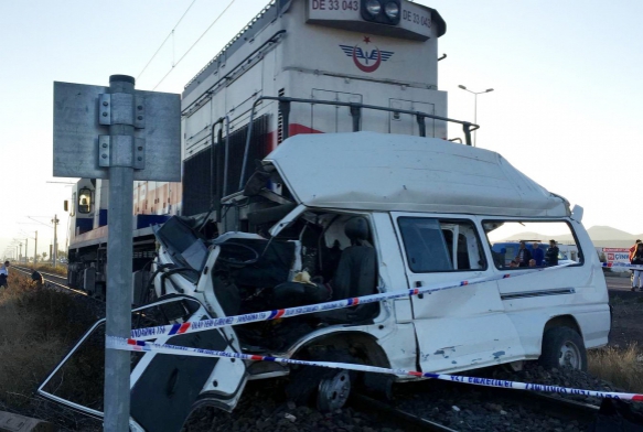 Kayseri'de tren minibse arpt: 2 l