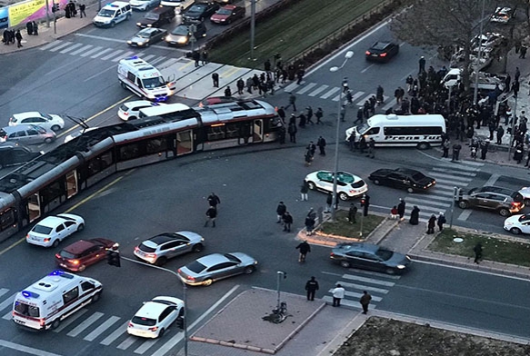  Tramvay renci servisine arpt: 6 yaral