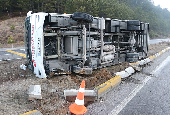 Memurlar Tayan Servis Devrildi: 10 yaral