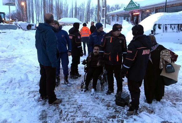 Mahsur kalan engelli vatandaşı kurtarmak için küreklerle yol açtılar