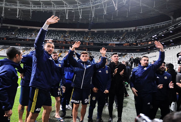 Fenerbaheli futbolcular ikinci kez tribnleri selamlad