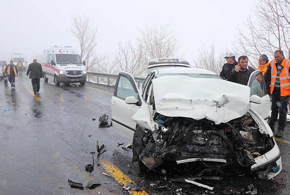  Kayseride 2 otomobil kafa kafaya arpt: 6 yaral