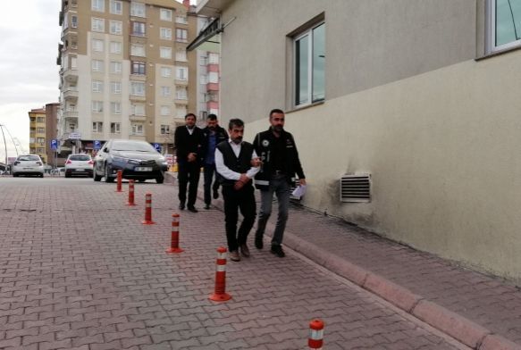 Göçmen kaçakçısı 2 kişi adliyeye sevk edildi