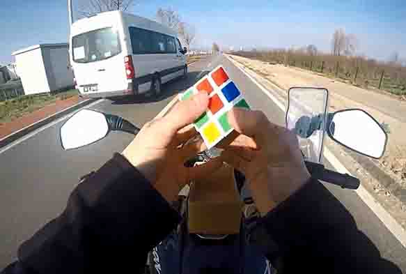 Motosiklet zerinde rubik kp zd, oyun oynad