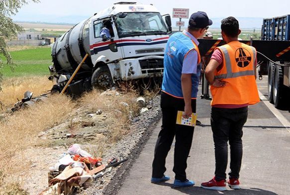 Asit yüklü tanker devrildi