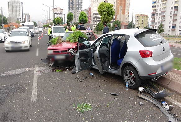 Direksiyon hakimiyeti kaybolan otomobil kar eride geti