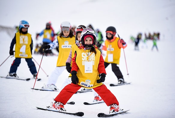 Erciyes'te Belediyenin kayak kurslar balad