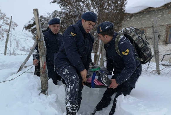 Jandarma hastay sedye ile tayarak kurtard 