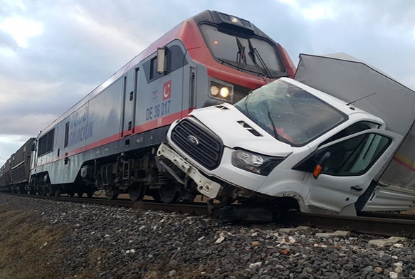 Bariyerleri krp gemeye alt srada tren arpt