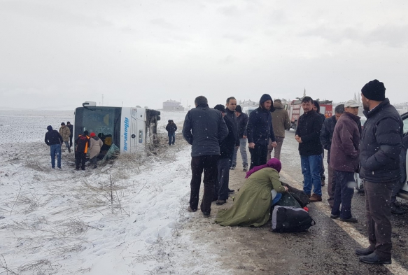 Kayseri'de yolcu otobs devrildi, ok sayda yaral var