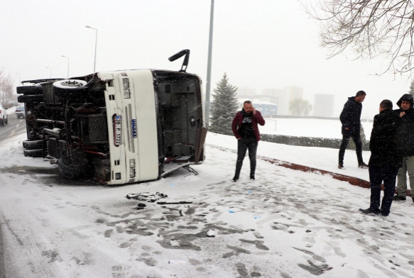 Kayseri'de ii servisi devrildi: 21 yaral