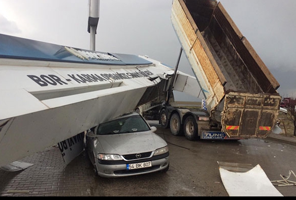 Ak kalan damperin ykt tabela, otomobilin zerine devrildi