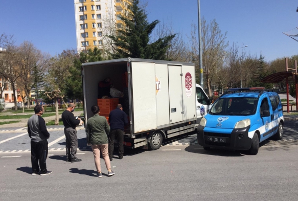 Kayseri Bykehir Belediyesi, rettii ekmekleri vatandalara ulatr