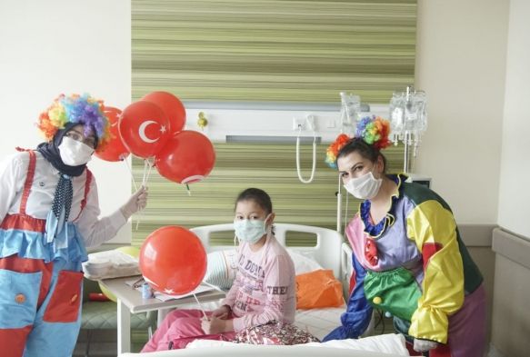 Şehir Hastanesi'nde tedavi gören çocukların 23 Nisan sevinci