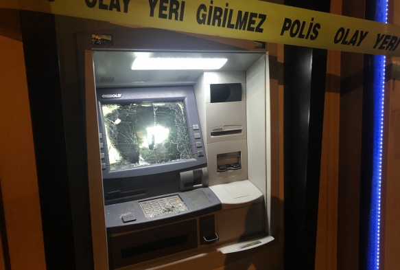 Babasna kzan kadn ATM'leri byle paralad