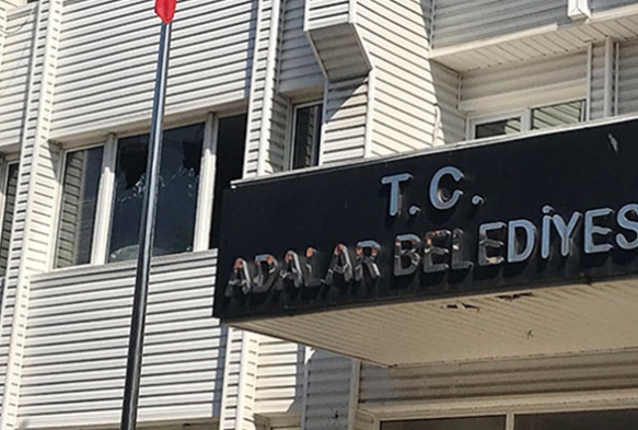 Adalar Belediye binasna pompal saldr