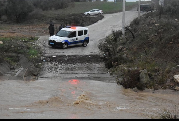 zmir'de ara, sele kapld: 2 kii hayatn kaybetti