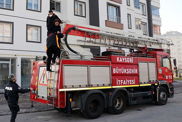 Eini darbedip, odaya kilitledii kadn kurtarld