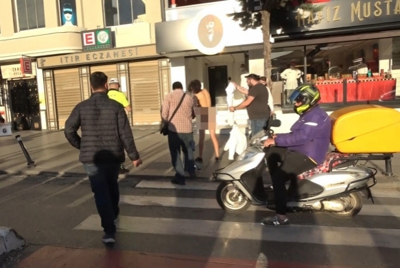 Fasl turist kadn Taksim Meydannda soyundu