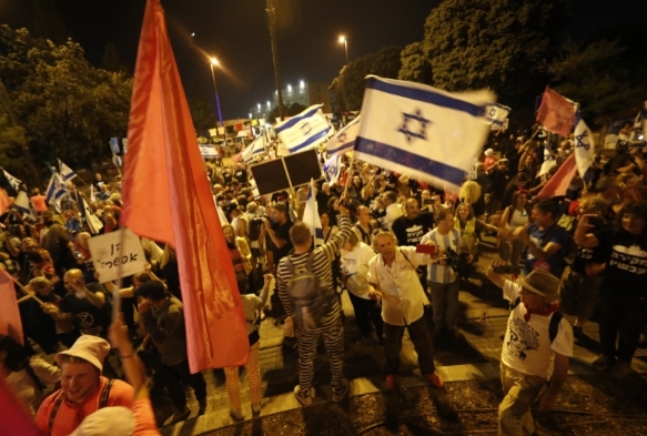 srailde binlerce kii Netanyahunun gidiini kutlad