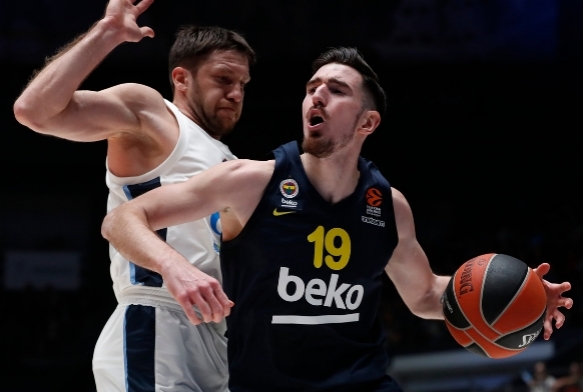 Nando De Colo 1 yl daha Fenerbahe'de