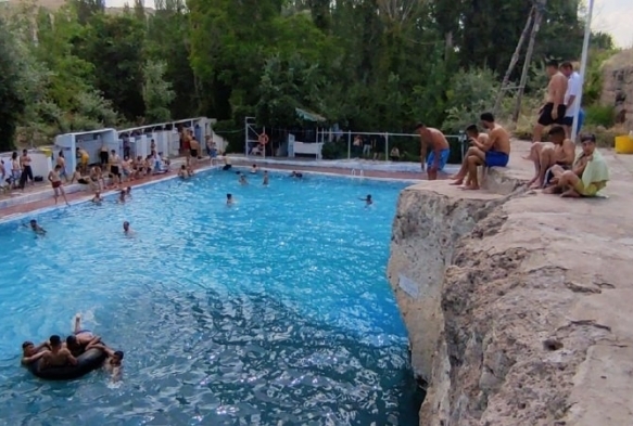 Scaktan bunalan vatandalar 400 yllk Keiin Havuzuna akn etti