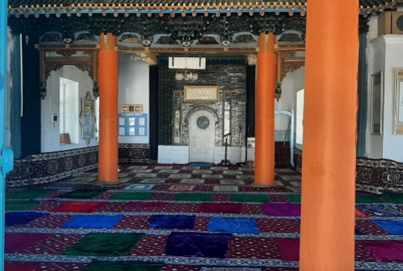 Tarihi ivisiz camisi turistlerin ilgi oda