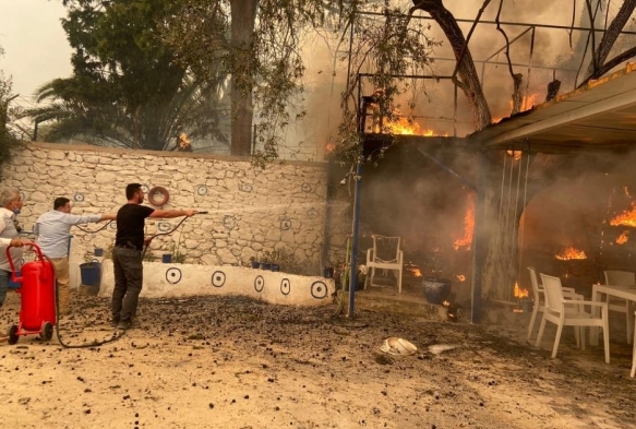 Bodrum'da korkulan oldu, alevler evlere srad