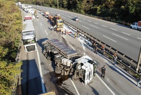 TEMde devrilen eker ykl tr trafii kilitledi