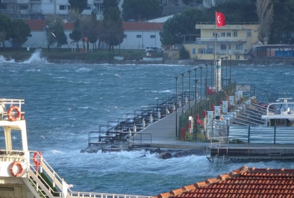 anakkale Boaznda feribot seferleri geici olarak durduruldu