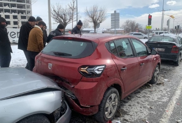 Kayseri'de zincirleme kaza: 2 yaral