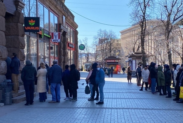 Kiev'de sokaa kma yasann ardndan halk marketlere akn etti