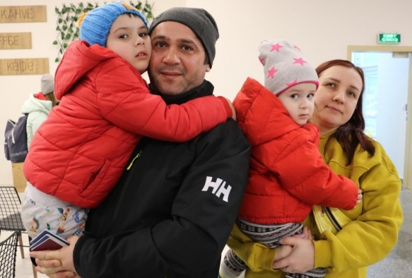 Ukraynal ve Trk anneler bebekleriyle Trkiyeye geldi