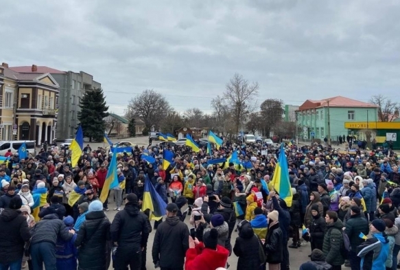 Ukraynallar, Hersonda Rus ordusunu protesto etti