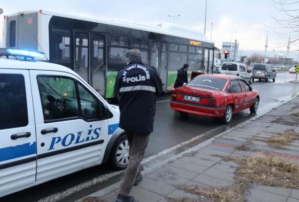 Silahla yaraland, hastaneye giderken yakt bitti