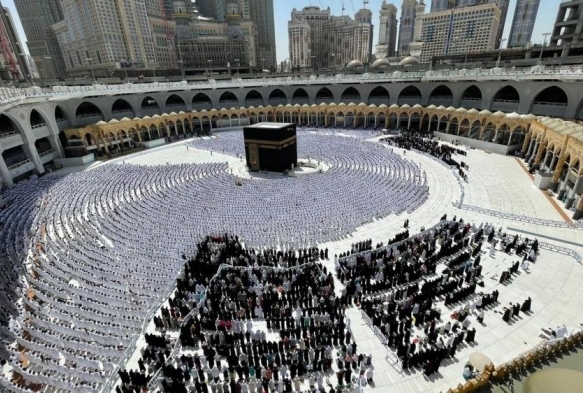 Kabede sosyal mesafesiz ilk Cuma namaz klnd