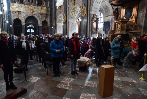 Lviv'de halk Rusya'nn saldrlar sonras kiliseleri doldurdu