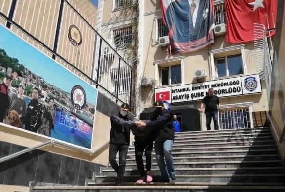 Polis memurunun kafasna cisim atarak ehit eden zanl tutukland